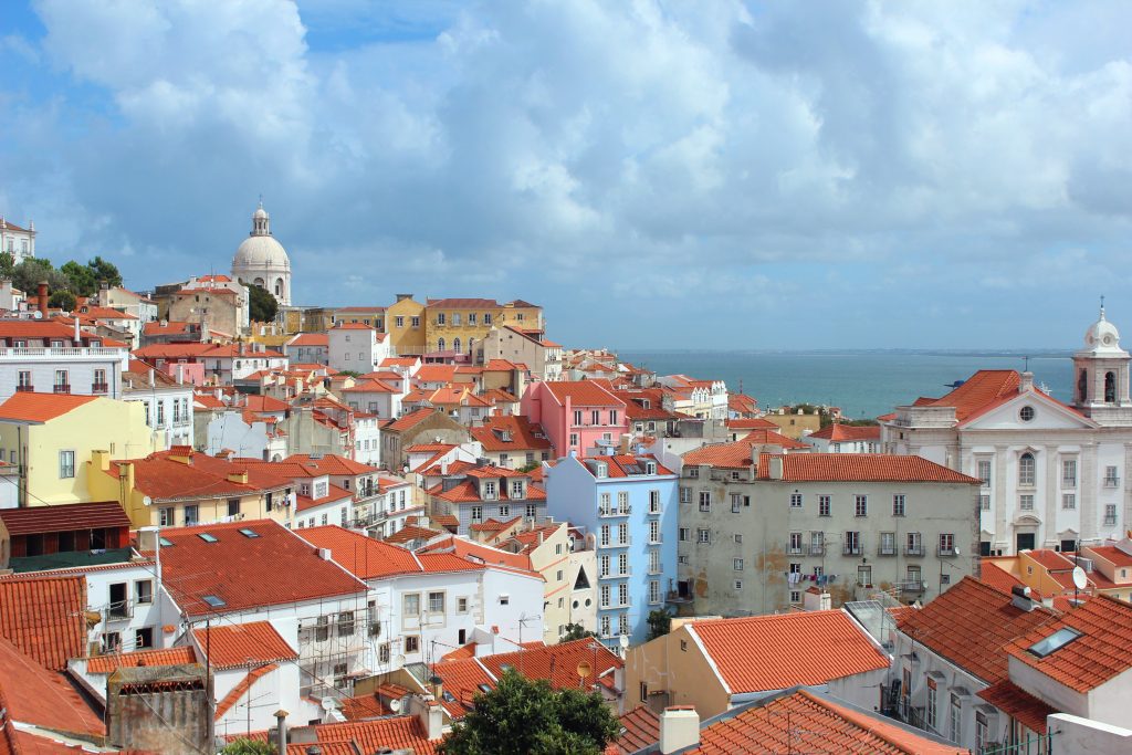 Très belle vue de Lisbonne depuis le Miradouro Santa Luzia,