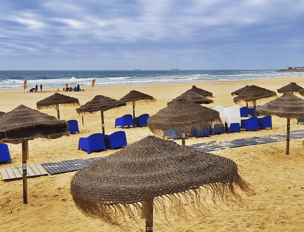 Praia de Carcavelos , la première plage de l'océan atlantique à Lisbonne, pour ne pas se baigner dans le Tage. la plage Praia de Carcavelos, se situe à Carcavelos e Parede