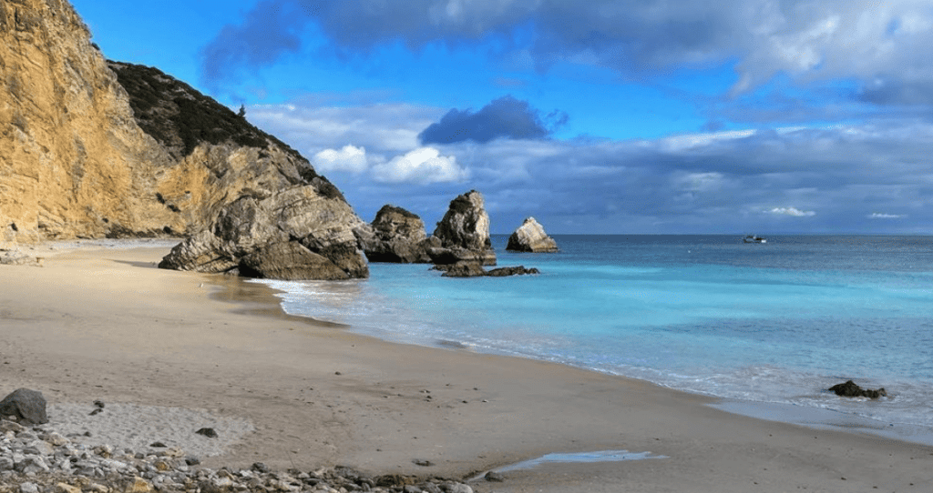 Praia do Ribeiro do Cavalo , plage à Sesimbra , aux alentours de Lisbonne. Belle plage à Sesimbra