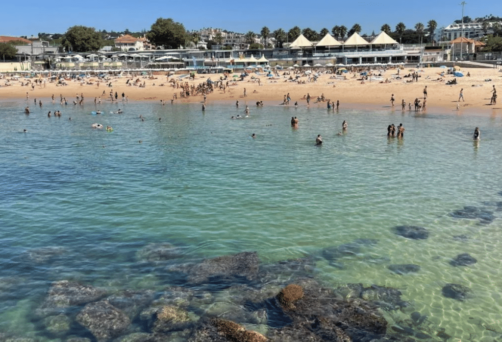 praia do tamariz à Estoril. belle plage à côté de Lisbonne, au portugal