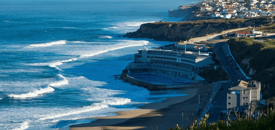 Praia Grande à Sintra, magnifique plage au Portugal avec empreintes de dinosaures