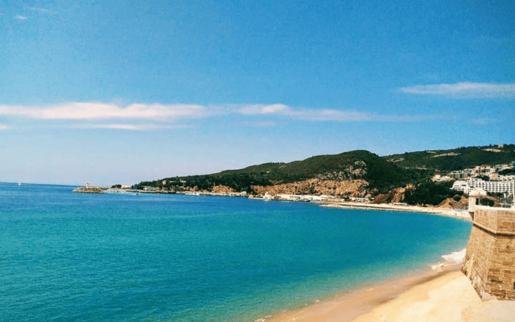 Praia da California à Sesimbra, proche de Lisbonne au Portugal. Magnifique plage du Portugal