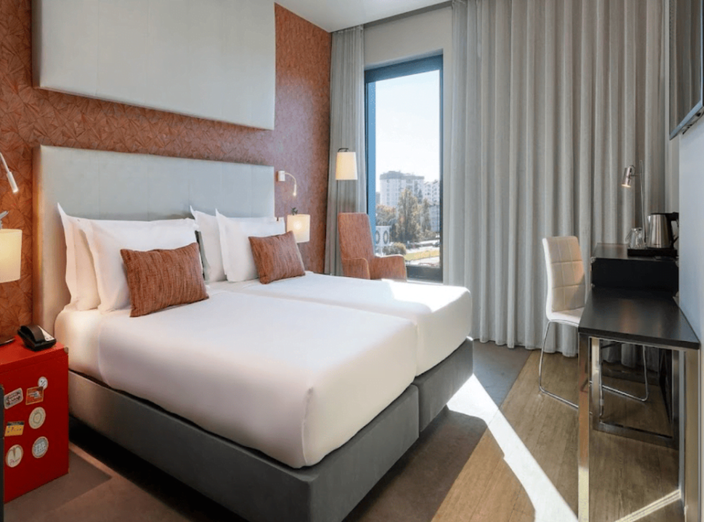 Chambre de l'hôtel le plus proche de l'aéroport de Lisbonne. hôtel à 5 min a pied de l'aéroport de Lisbonne. Hotel aeroport lisbonne