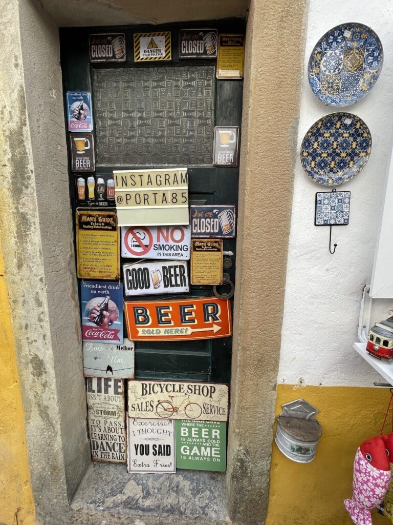 porte décorée avec panneau boisson, avec alcool portugais . bière et rhum portugais