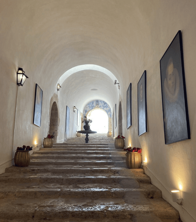 Intérieur du château Sao filipe à Setúbal , marche en pierre château du portugal